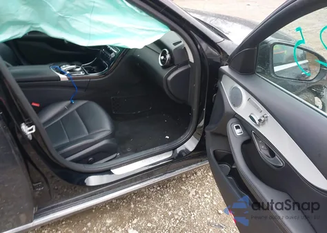 2016 Mercedes-Benz C 300 4Matic z USA, uszkodzony, nr VIN 55SWF4KB9GU108724